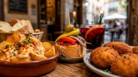 Dónde comer barato y bien en Barcelona 2026: restaurantes reales, precios actuales, zonas económicas, menús del día y claves para ahorrar comiendo bien en la ciudad.
