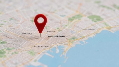 Cuánto cuesta un piso en Barcelona en 2026 y cómo elegir un barrio seguro: guía completa por distritos con precios, perfil del vecindario, transporte, seguridad real y recomendaciones por tipo de comprador.
