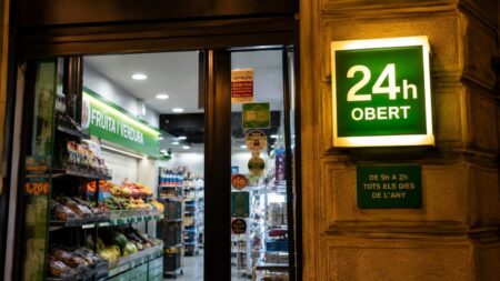 Barcelona suspende durante un año nuevas licencias para supermercados 24 horas mientras el Ayuntamiento endurece inspecciones, sanciones y controles en zonas turísticas saturadas.