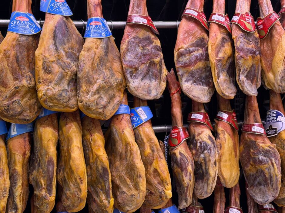 Qué es el jamón, tipos, denominaciones de origen y cómo convertirse en cortador profesional en España: formación, escuelas oficiales, técnica de corte, tarifas reales y salidas laborales en 2026.
